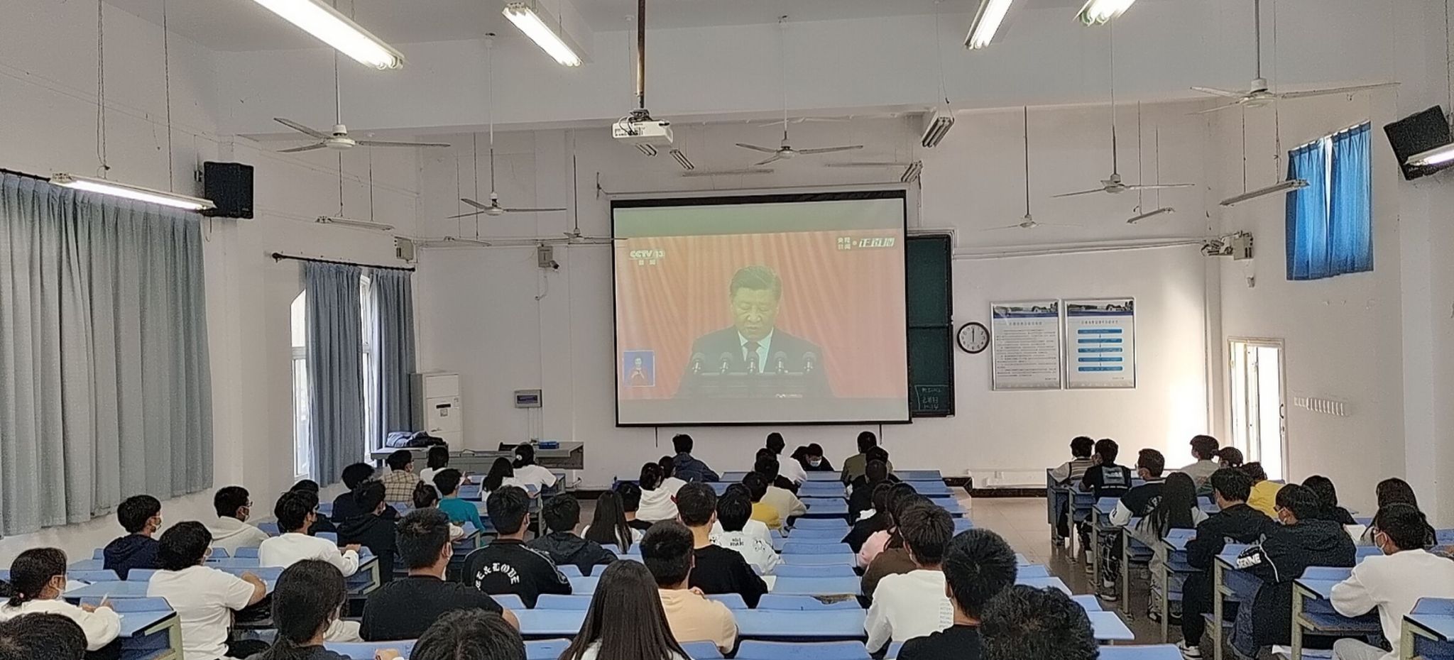 武昌理工学院师生收看收听党的二十大开幕会实况直播(图2) 武昌理工学院师生收看收听党的二十大开幕会实况直播(图2)