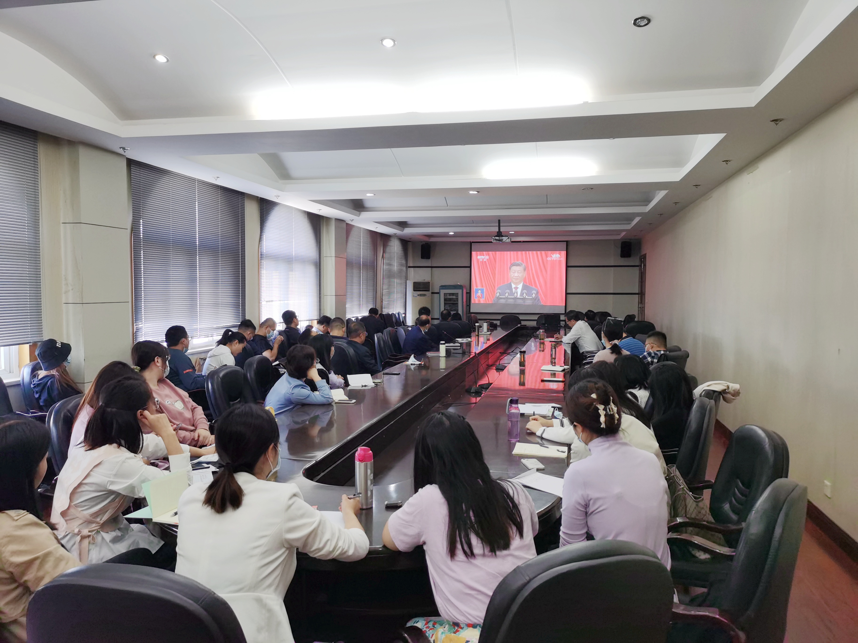 武昌理工学院师生收看收听党的二十大开幕会实况直播(图1) 武昌理工学院师生收看收听党的二十大开幕会实况直播(图1)
