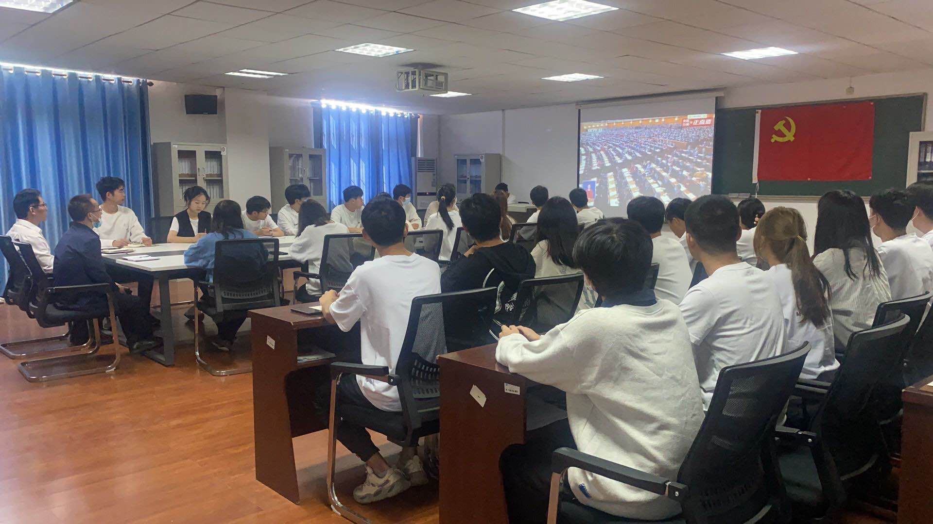 武昌理工学院师生收看收听党的二十大开幕会实况直播(图7) 武昌理工学院师生收看收听党的二十大开幕会实况直播(图7)