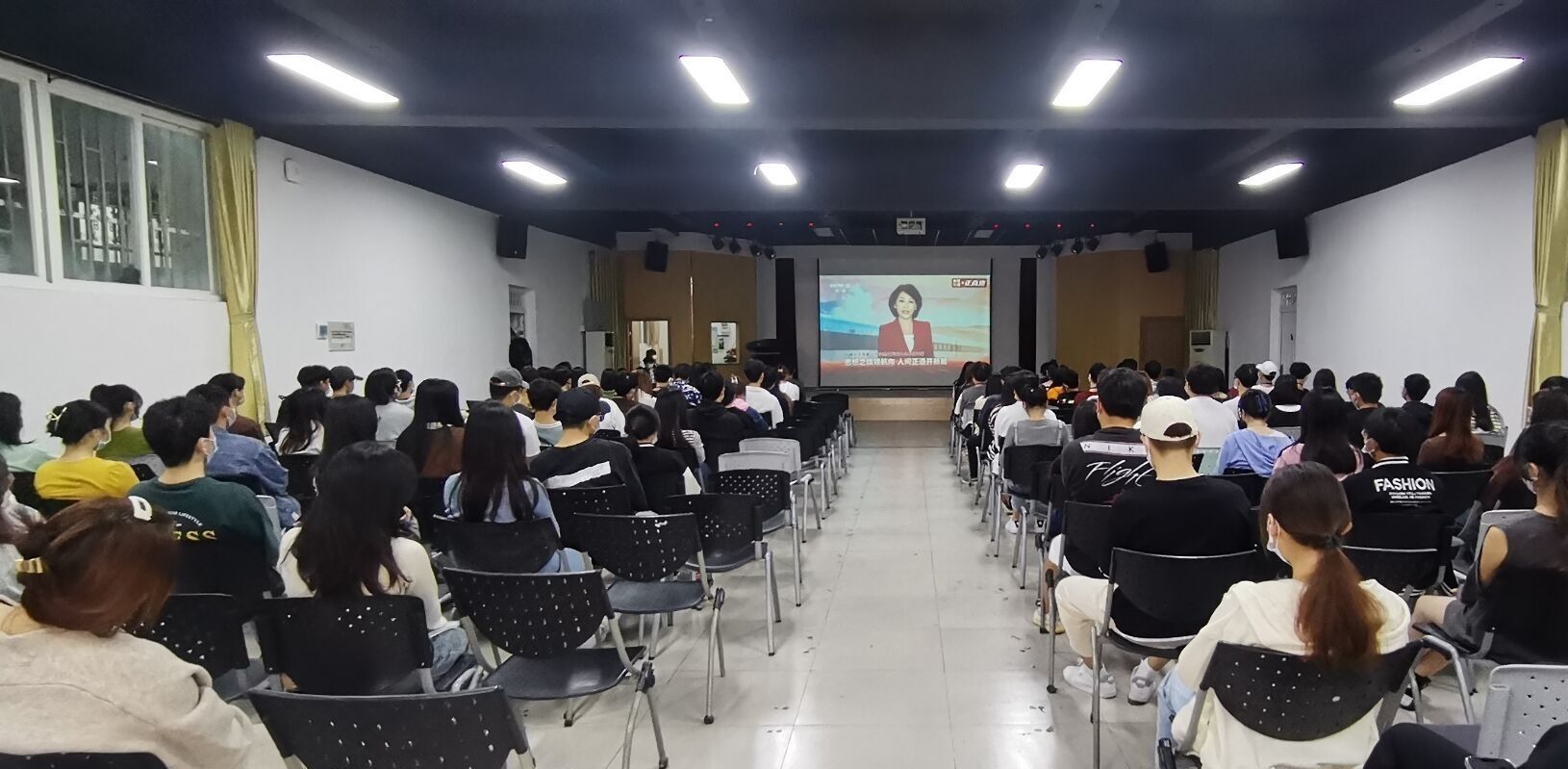 武昌理工学院师生收看收听党的二十大开幕会实况直播(图5) 武昌理工学院师生收看收听党的二十大开幕会实况直播(图5)