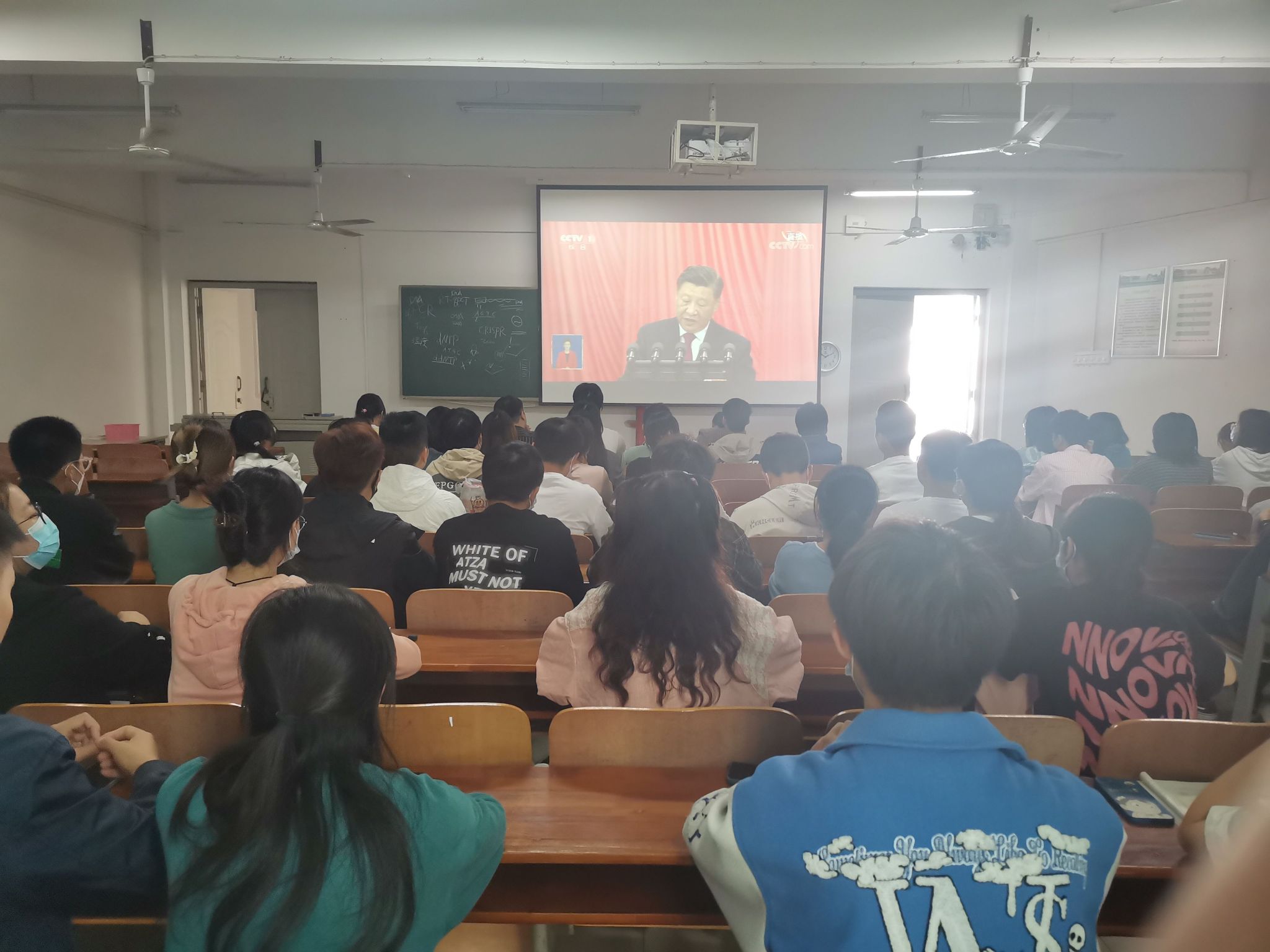 武昌理工学院师生收看收听党的二十大开幕会实况直播(图8) 武昌理工学院师生收看收听党的二十大开幕会实况直播(图8)